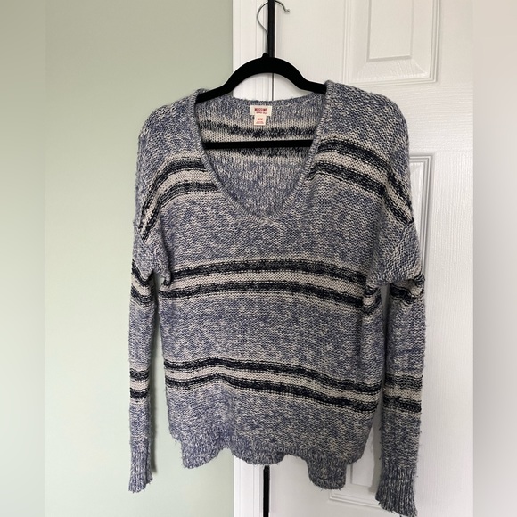 Blue sweater - Picture 1 of 3